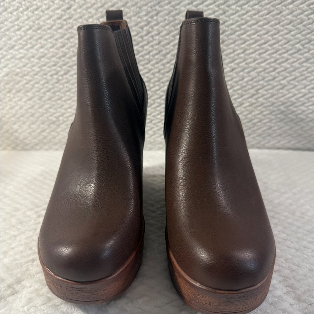 Elegant Brown Leather Ankle Boots ~ boc by Born